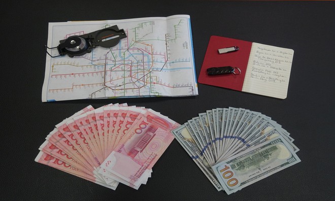 Những món đồ, tiền được mô tả là các "công cụ gián điệp" của Úc /// Ảnh chụp màn hình News.com.au