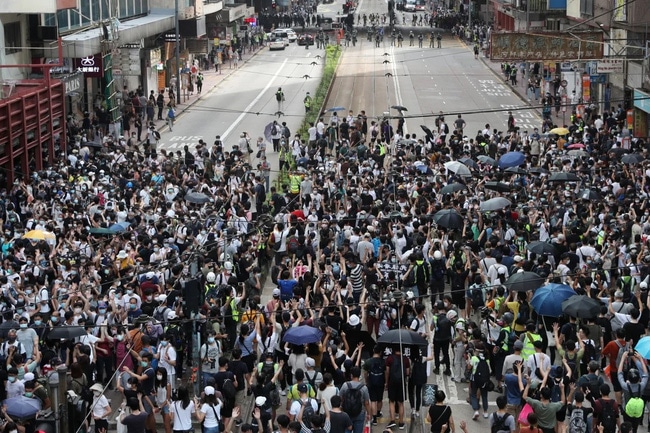 Hàng trăm người bị bắt, cảnh sát bị đâm trong ngày đầu tiên luật an ninh Hong Kong có hiệu lực - Ảnh 1.