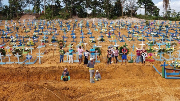 Brazil vượt mốc 2 triệu ca COVID-19, không đủ quan tài chôn người chết - Ảnh 1.