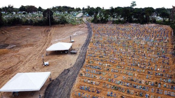 Brazil vượt mốc 2 triệu ca COVID-19, không đủ quan tài chôn người chết - Ảnh 8.