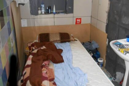 Tại Docklands, có sáu cô gái bị nhét sống trong một phòng ngủ thuộc một phòng cao ốc, trong đó đặt bốn giường trong phòng ngủ và hai giường ngủ trong phòng khách.