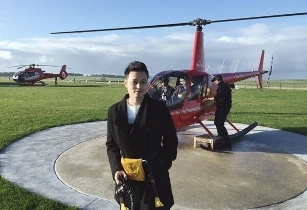 Quang Vinh du ngoạn Australia bằng trực thăng