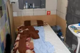 Tại Docklands, có sáu cô gái bị nhét sống trong một phòng ngủ thuộc một phòng cao ốc, trong đó đặt bốn giường trong phòng ngủ và hai giường ngủ trong phòng khách.