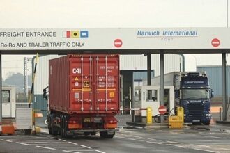 4 người Ba Lan lái các xe tải cũng bị bắt và thẩm vấn với cáo buộc hỗ trợ nhập cư bất hợp pháp. Một quan chức địa phương mô tả đây là một trong những vụ bắt giữ người nhập cư lớn nhất trong vùng.