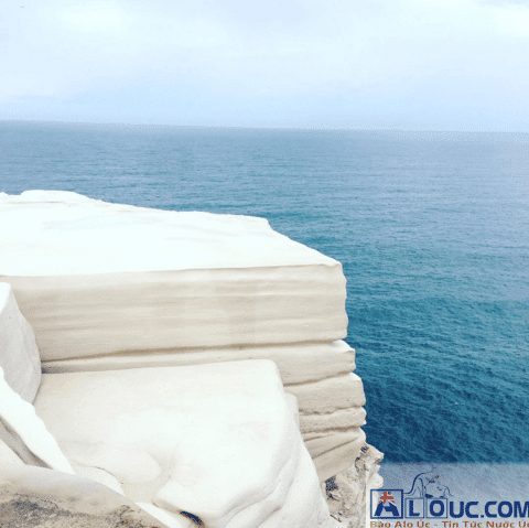 Mỏm đá Wedding Cake Rock ở Úc