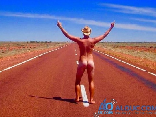 Một trong số những bức ảnh trên trang Get Naked Australia. Trong ảnh là một anh chàng trên đường cao tốc Stuart ở vùng Lãnh thổ phía Bắc của Úc. Ảnh: Instagram