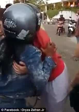 Ke moc tui duoc du khach cho them tien hinh anh 1