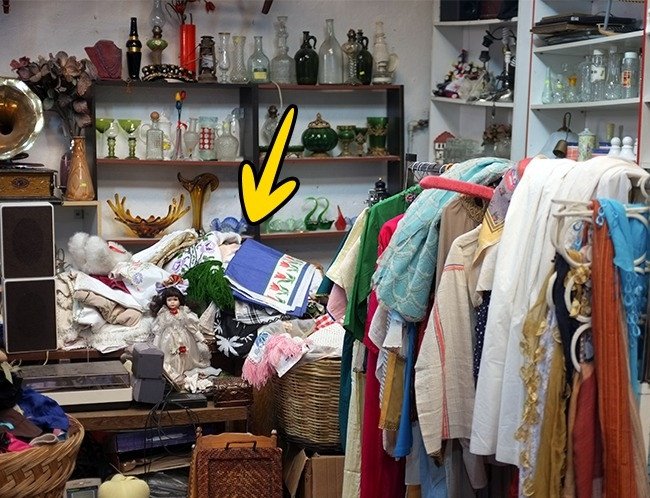 Quần áo trong 1 mớ hỗn độn cùng bảng sale có thể kích thích niềm hạnh phúc của khách hàng.