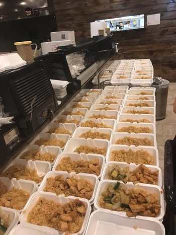 chu-nha-hang-goc-viet-nau-1000-suat-an-cho-nan-nhan-bao-o-my