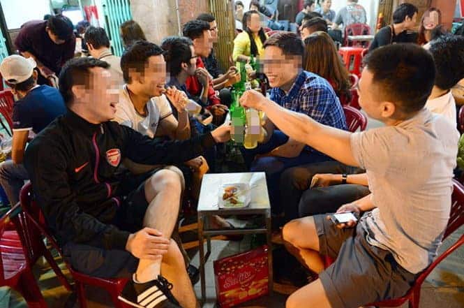 Kết quả hình ảnh cho người việt uống bia