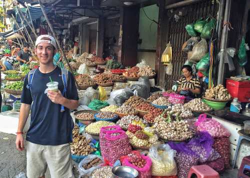 khach-tay-nguoi-ha-noi-luoi-luc-nao-cung-thay-tra-da-via-he-1