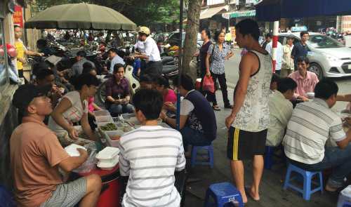 khach-tay-nguoi-ha-noi-luoi-luc-nao-cung-thay-tra-da-via-he