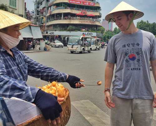 khach-tay-nguoi-ha-noi-luoi-luc-nao-cung-thay-tra-da-via-he-2