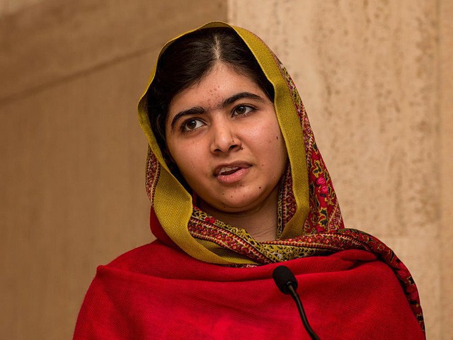 
Gần đây, Malala mới xuất bản cuốn sách dành cho trẻ em có tên Cây bút chì màu nhiệm của Malala, khuyến khích những đứa trẻ theo đuổi giấc mơ dù có bị cấm đoán.

