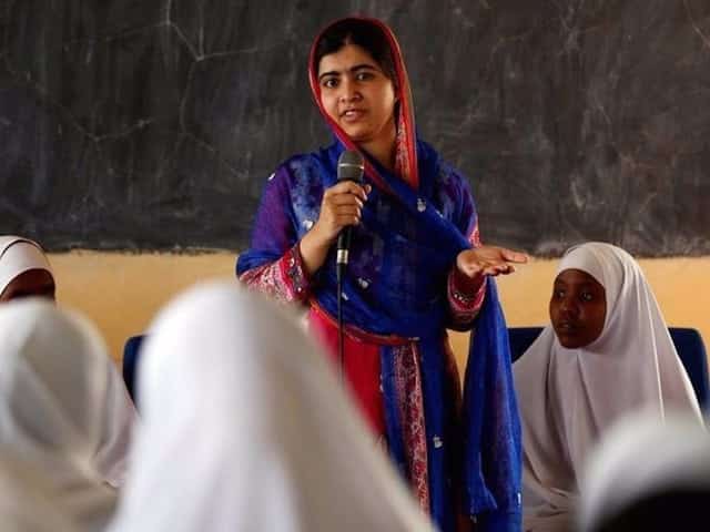 
Hiện tại, Malala đang theo học tại Đại học Oxford từ tháng 10/2017 với chuyên ngành triết học, chính trị và kinh tế. Dù sống giữa nước Anh nhưng cô gái đặc biệt khiến nhiều người ngạc nhiên khi không sử dụng điện thoại hay Facebook.
