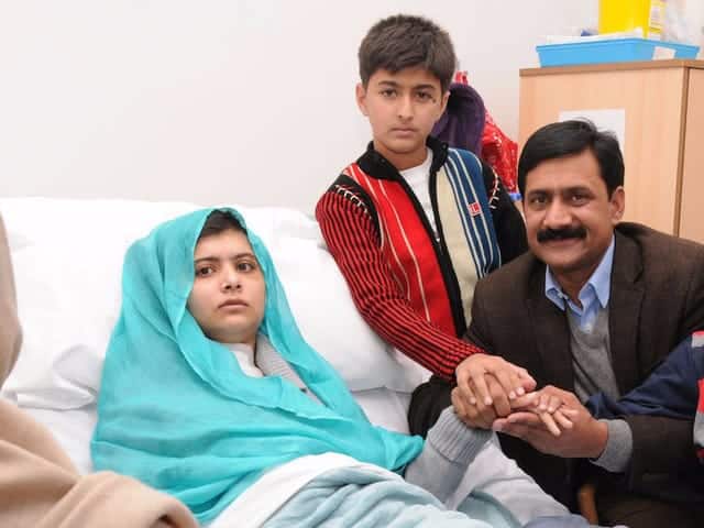 
Malala sinh ra và lớn lên ở Thung lũng Swat, miền tây bắc Pakistan. Taliban kiểm soát khu vực này năm 2007. Bất chấp lệnh cấm, cô bé vẫn tới trường. “Tôi không thể nào tưởng tượng nổi cuộc sống bị giới hạn trong bốn bức tường và không phải là mình”, Malala kể lại lý do khiến cô quyết tới trường.
