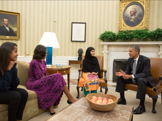 
Malala từng gặp gia đình Tổng thống Barack Obama và bày tỏ sự phản đối với các hoạt động không kích bằng máy bay không người lái ở Pakistan. “Nhiều người vô tội bị giết bởi các hoạt động này, dẫn tới sự oán giận trong lòng người dân Pakistan”, cô gái trẻ nói thẳng trong cuộc gặp với người đàn ông quyền lực bậc nhất thế giới.

