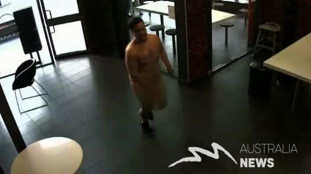 NSW: Cảnh sát tìm kiếm 5 người đàn ông “tồng ngồng” vào cửa hàng McDonald’s