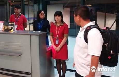 Nu nhan vien Vietjet xe ve cua khach hang den muon, xu ly nhu the nao? - Anh 1