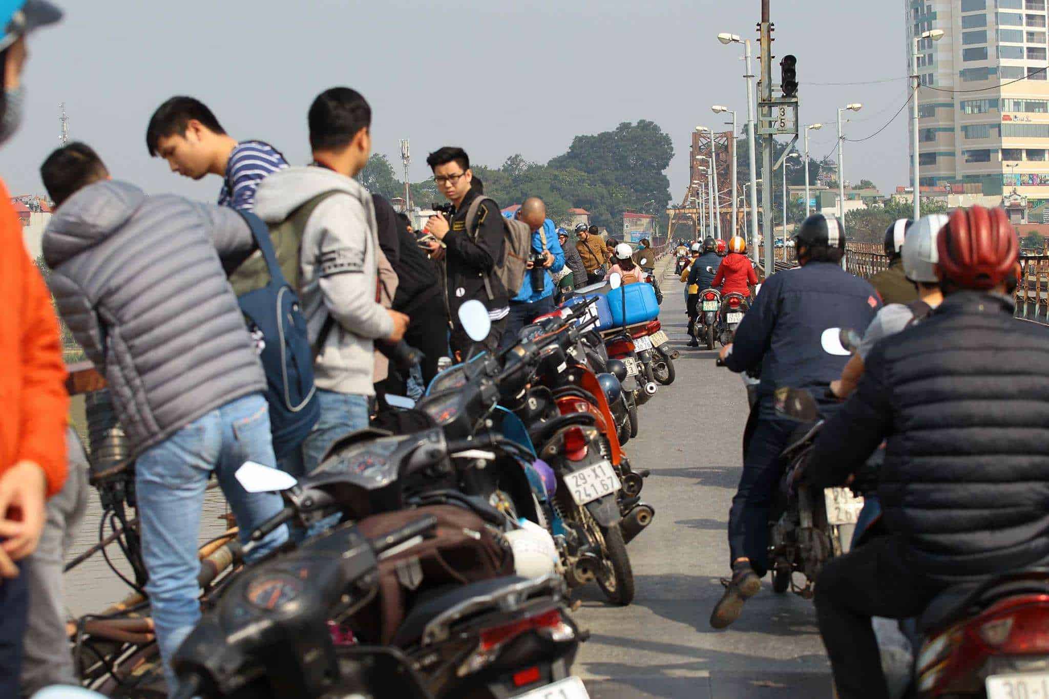Hà Nội: Dân Thủ đô chen chân lên cầu Long Biên xem gỡ bom