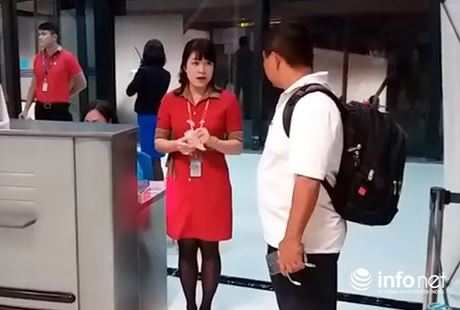 Nu nhan vien Vietjet xe ve cua khach hang den muon, xu ly nhu the nao? - Anh 2