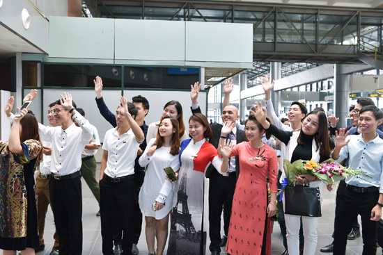 Lần đầu tiên có NTK dát vàng 9999 lên nón lá giới thiệu BST tại Úc
