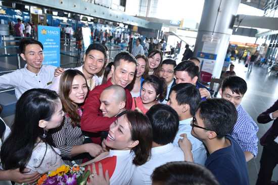 Lần đầu tiên có NTK dát vàng 9999 lên nón lá giới thiệu BST tại Úc