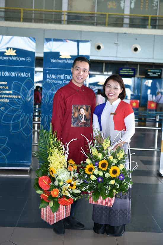 Lần đầu tiên có NTK dát vàng 9999 lên nón lá giới thiệu BST tại Úc