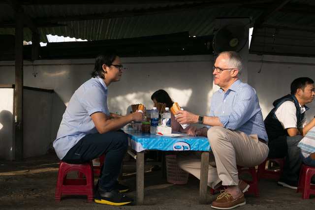 
Thủ tướng Úc Turbull thưởng thức bánh mì tại quán bình dân ở Đà Nẵng.
