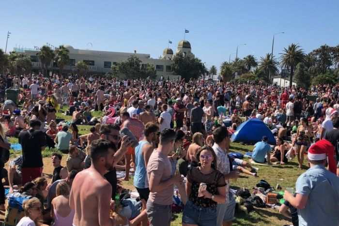 yH5BAEAAAAALAAAAAABAAEAAAIBRAA7 - Cấm rượu bia tại bãi biển St Kilda Melbourne vì 29 tấn rác thải sau lễ hội Giáng Sinh
