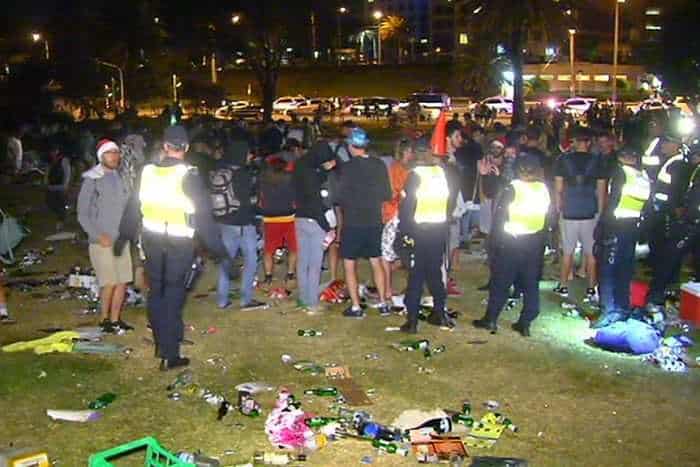 yH5BAEAAAAALAAAAAABAAEAAAIBRAA7 - Cấm rượu bia tại bãi biển St Kilda Melbourne vì 29 tấn rác thải sau lễ hội Giáng Sinh