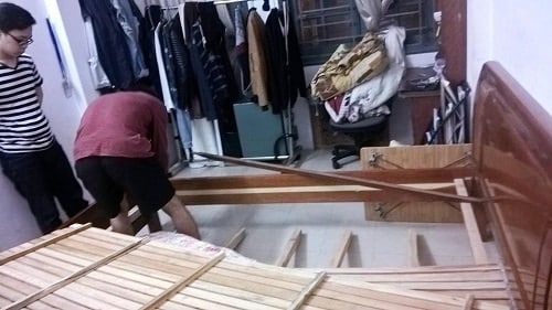 Hậu quả của việc xem đá bóng ở trên giường.