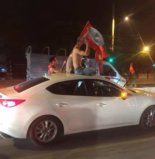 Đều trở thành công cụ cổ vũ.