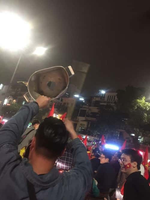 Nhiều chiếc nồi cũng trôi về vựa ve chai sau những trận bóng.