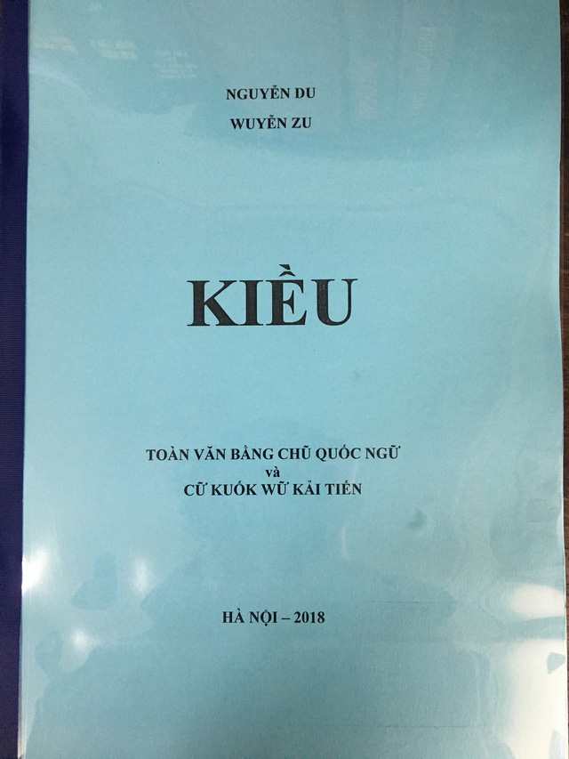 
Truyện Kiều được PGS Bùi Hiền chuyển sang “Tiếq Việt”.
