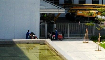 Quá trình chuyển hành lý nối chuyến quốc tế đi nội địa công nhân hoàn toàn có thể lấy đồ và vứt ra vườn hoa bên cạnh cũng không ai biết. 