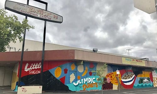 Khu Little Saigon đóng kín, được trang trí bằng các bức vẽ bên ngoài. Ảnh: VA.