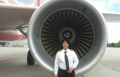 nữ cơ trưởng Anupama Kohli của Air India. Ảnh: AirIndia.