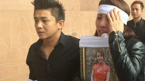 Người thân của Quyen Ngoc Nguyen đau đớn ôm di ảnh của cô tại tòa án. Ảnh: BBC