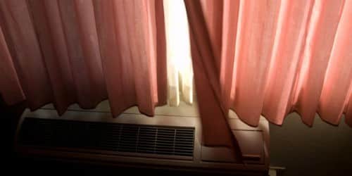 Giữ phòng khách sạn tối hơn để dễ ngủ nghỉHãy dùng những cái kẹp quần áo, treo các loại quần áo lên trong phòng khách sạn, kẹp những cái rèm phòng lại với nhau để không lọt ánh sáng vào. Ảnh: Flickr.