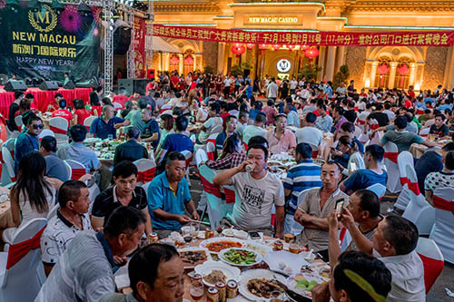 Khách du lịch Trung Quốc ăn tiệc mừng năm mới Nguyên đán tại một sòng bạc ở thành phố biển Sihanoukville, Campuchia. Ảnh: New York Times.