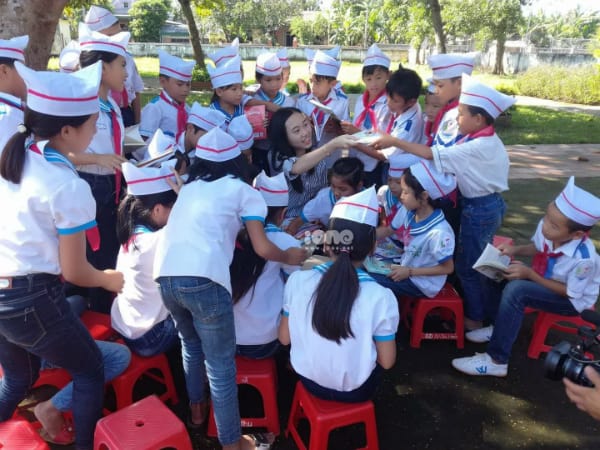 Linh tham gia chia sẻ với các bạn nhỏ ở Hà Tĩnh, hoạt động trong Dự án Sách hóa nông thôn. 