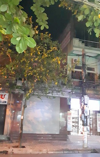 Nhà ông Vĩnh (đóng cửa cuốn) ở mặt phố Hàn Thuyên, có cửa sau thông ra một con ngõ. Ảnh: Bá Đô