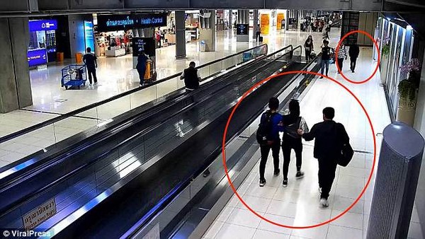 Cô Chen bị những tên bắt cóc tiếp cận ngay khi vừa bước xuống máy bay