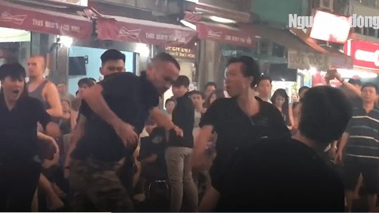 Khách Tây bị đánh ở phố Bùi Viện: Bỉ mặt dân Sài Gòn - Ảnh 1.