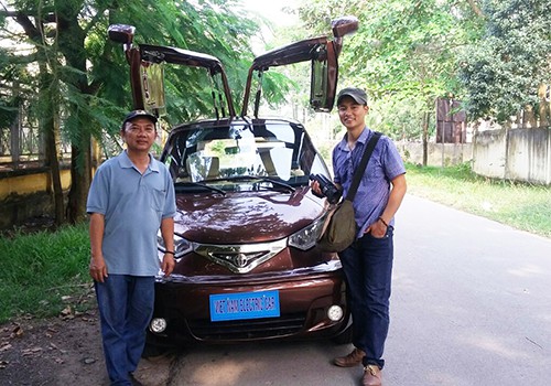 Ông Trần Văn Tâm (trái) bên mẫu ôtô điện của mình. 
