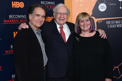 Warren Buffett chụp với hai người con Peter Buffet và Susie Buffett. Ảnh: Jamie McCarthy