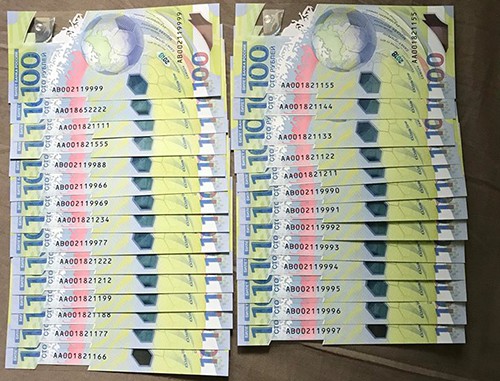 Loạt tiền 100 rúp màu xanh có số seri đẹp được nhiều người săn lùng. Ảnh: Nhân vật cung cấp