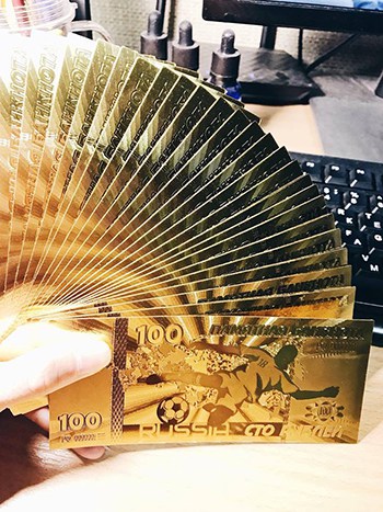 Việt đang bán cả hai loại tiền 100 rúp màu xanh và vàng như hình. Ảnh: Nhân vật cung cấp