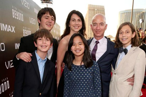 Gia đình Jeff Bezos chụp ảnh cùng nhau năm 2016: Ảnh: Todd Williamson
